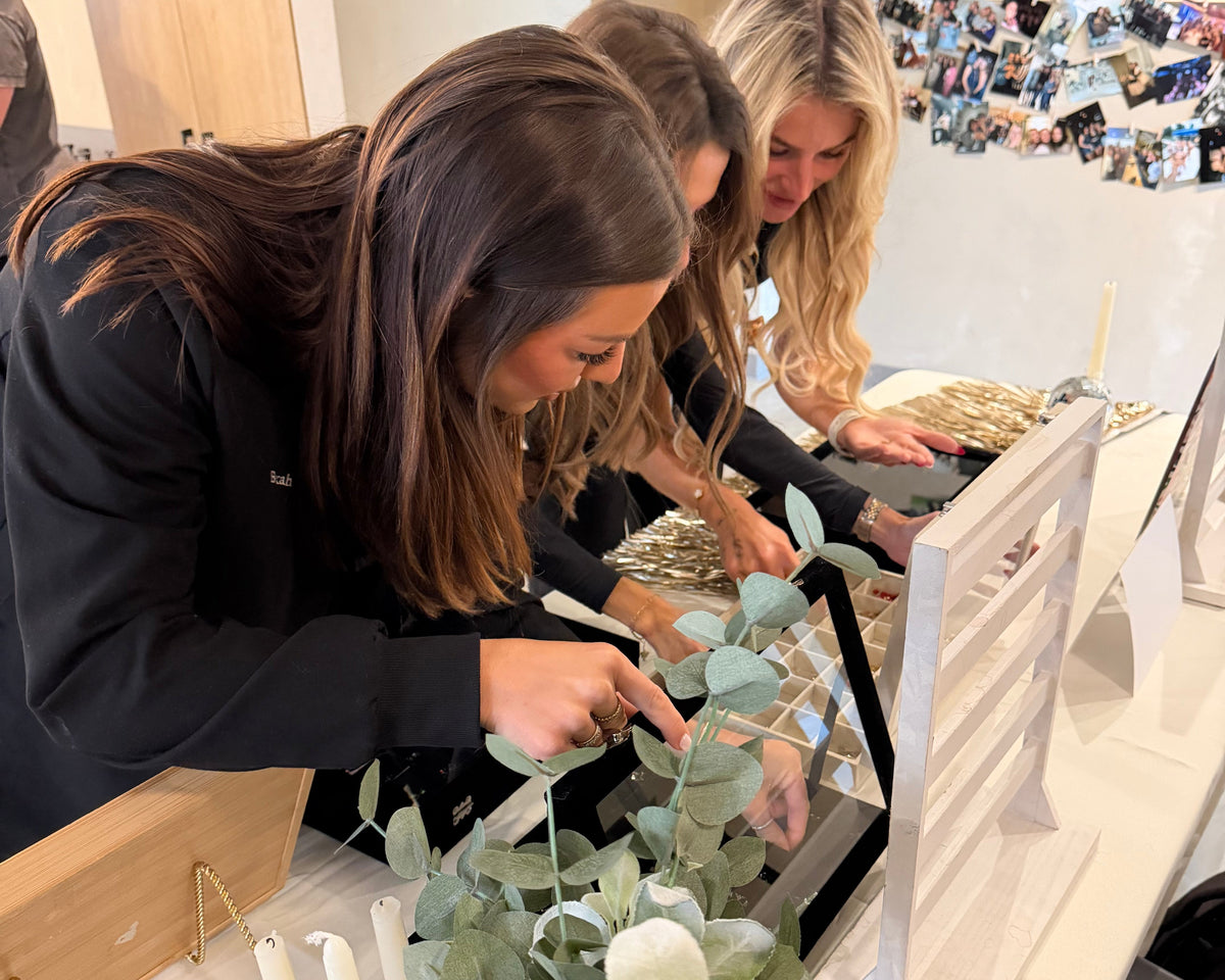 Women shopping charm bar Iowa Everlasting Jewelry + Charms waterproof. This is a popup in Iowa City, North Liberty, Coralville, Cedar Rapids or surrounding towns.